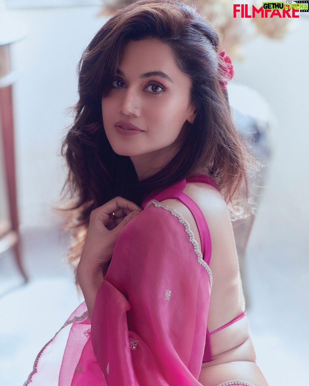 Taapsee Pannu Instagram - Here’s looking at you 2024…. Please be kind. @filmfare