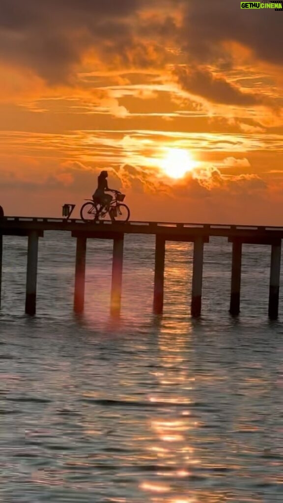 Taapsee Pannu Instagram - Sunsets hardly look this beautiful elsewhere… #HappiestVacationDestination #Maldives #OzenReserveBolifushi @ozenreservebolifushi OZEN RESERVE Bolifushi