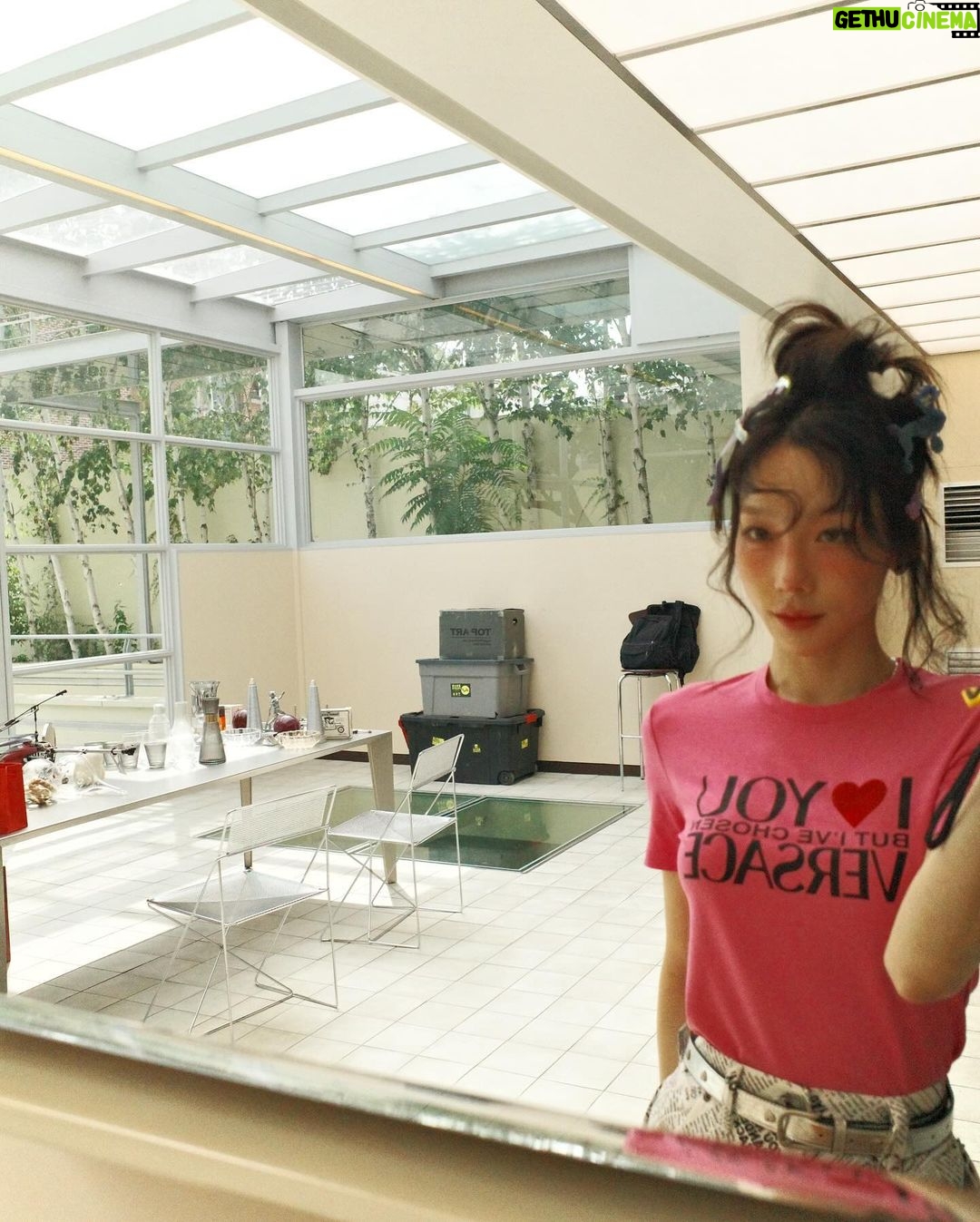 Taeyeon Instagram - To.X 발매됐어요 🎧 앨범 공백 기간 동안 기다려주셔서 너무 고맙습니다 기억에 남는 앨범이 됐으면 좋겠어요 늘 열심히 음악 할게요 🤍