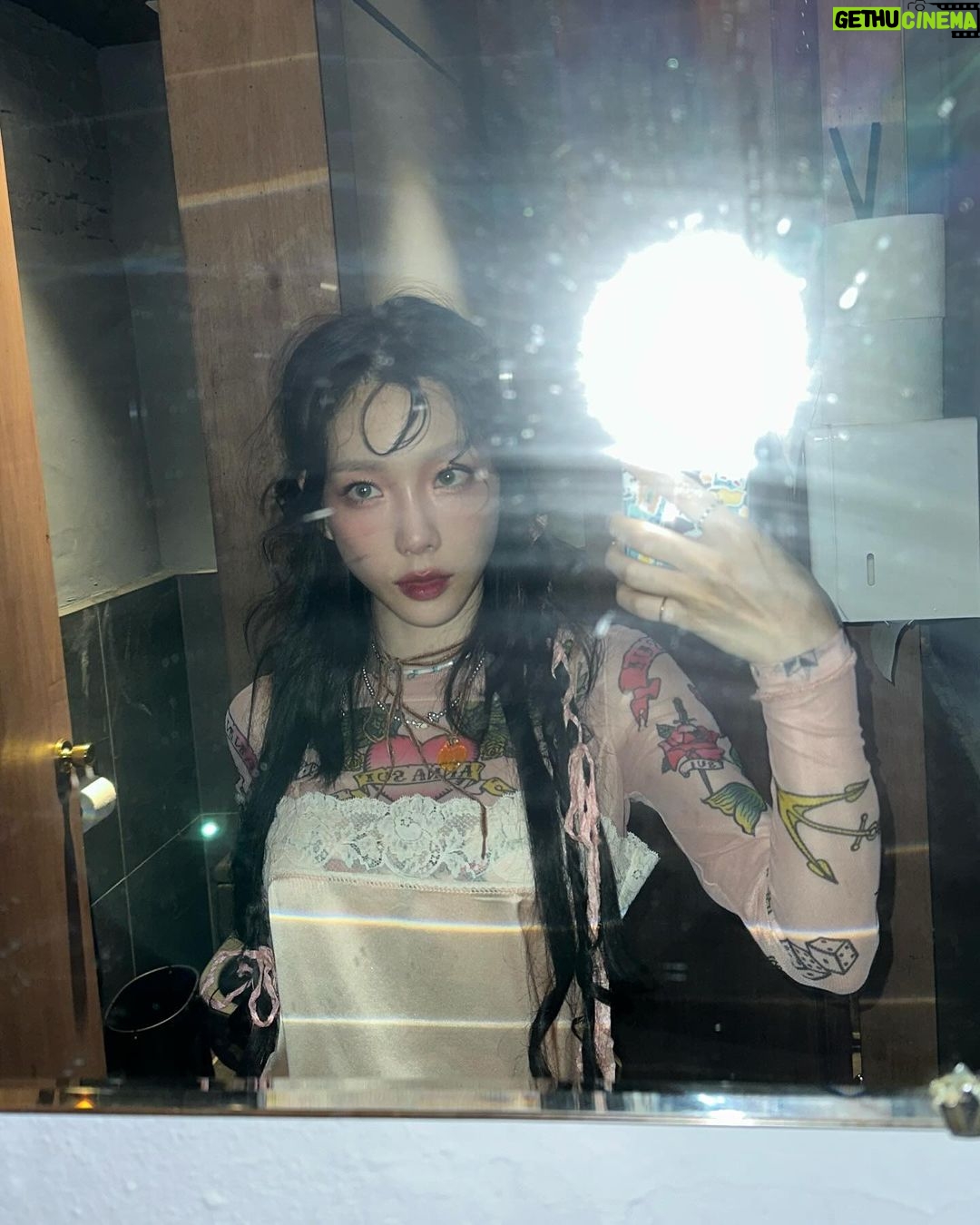 Taeyeon Instagram - To.X 발매됐어요 🎧 앨범 공백 기간 동안 기다려주셔서 너무 고맙습니다 기억에 남는 앨범이 됐으면 좋겠어요 늘 열심히 음악 할게요 🤍