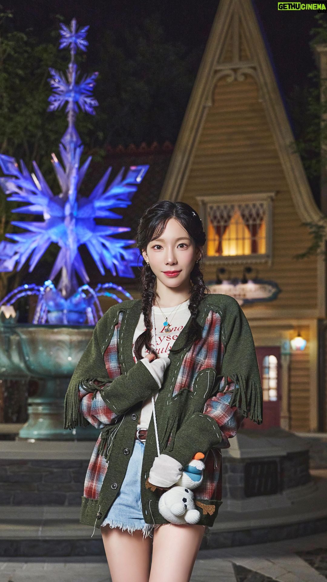 Taeyeon Instagram - 🎶Come Let It Go at #WorldOfFrozen with the icon TAEYEON 🌬️!✨ Answer the call for an adventure like never before... Join TAEYEON as she heads “Into the Unknown” to discover a world that’s both warmly familiar and unlike anything she has ever seen. 🏰 🎶태연과 함께 #겨울왕국세상 에서 Let It Go🌬️!✨ 마음 속에서 부르는 것처럼, 태연의 발걸음을 따라 “숨겨진 세상”으로 여태까지 경험하지 못한 멋진 여행을 함께 떠나요🏰 🎶與太妍一起在 #魔雪奇緣世界 Let It Go🌬️!✨ 回應內心的呼喚,走向未知🪄! 跟隨太妍的腳步,踏入熟悉的故事奇境之中,展開前所未有的奇妙旅程🏰 #TAEYEON #태연 #GirlsGeneration #소녀시대 @taeyeon.smofficial
#LetItGo #WorldOfFrozen #HKDisneyland #魔雪奇緣世界 #香港迪士尼樂園 Hong Kong Disneyland