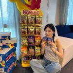 Taeyeon Instagram – 얘는 진짜 말랑해 그리고 슝 날아서 내 입으로  들어갔어 함께해요 모두 다 행복해요 하리보 🎶 @haribo.korea