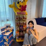 Taeyeon Instagram – 얘는 진짜 말랑해 그리고 슝 날아서 내 입으로  들어갔어 함께해요 모두 다 행복해요 하리보 🎶 @haribo.korea