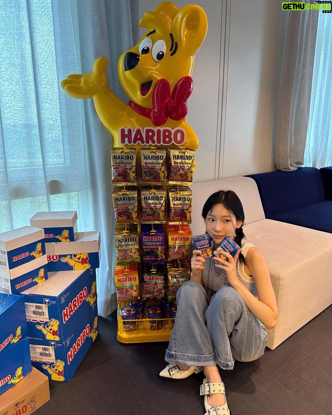 Taeyeon Instagram - 얘는 진짜 말랑해 그리고 슝 날아서 내 입으로 들어갔어 함께해요 모두 다 행복해요 하리보 🎶 @haribo.korea