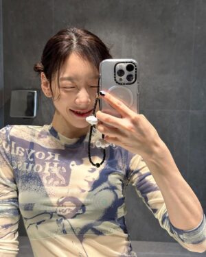 Taeyeon Instagram - 거울셀카밖에 없는 이유 친구가 없어서
