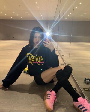 Taeyeon Instagram - 거울셀카밖에 없는 이유 친구가 없어서
