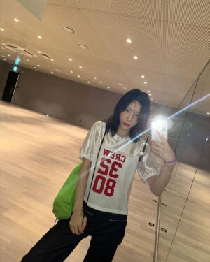 Taeyeon Instagram - 거울셀카밖에 없는 이유 친구가 없어서