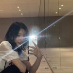 Taeyeon Instagram - 거울셀카밖에 없는 이유 친구가 없어서