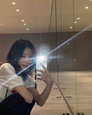 Taeyeon Instagram - 거울셀카밖에 없는 이유 친구가 없어서
