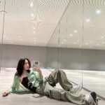Taeyeon Instagram - 거울셀카밖에 없는 이유 친구가 없어서