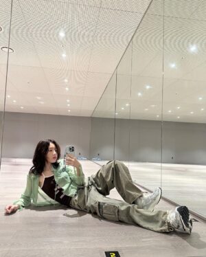 Taeyeon Instagram - 거울셀카밖에 없는 이유 친구가 없어서