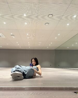 Taeyeon Instagram - 거울셀카밖에 없는 이유 친구가 없어서