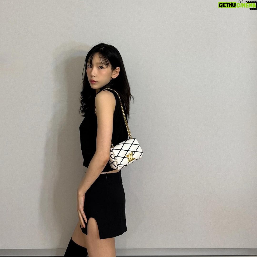 Taeyeon Instagram - 🖤 @louisvuitton #ê´‘ê³ #LVGO14 #LouisVuitton