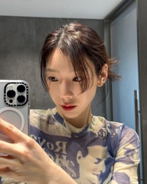 Taeyeon Instagram - 거울셀카밖에 없는 이유 친구가 없어서