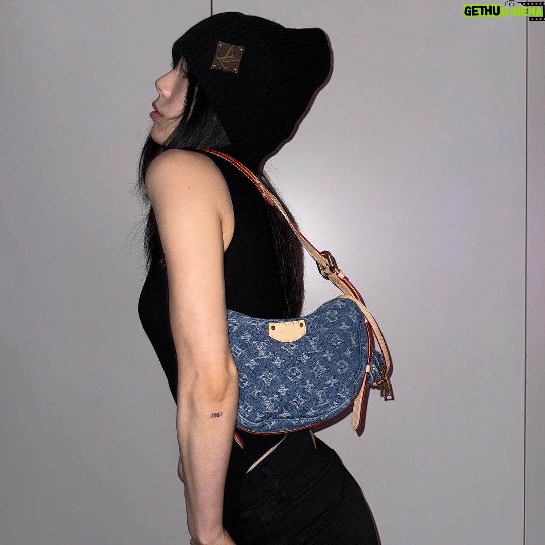 Taeyeon Instagram - #광고 @louisvuitton #LVRemix