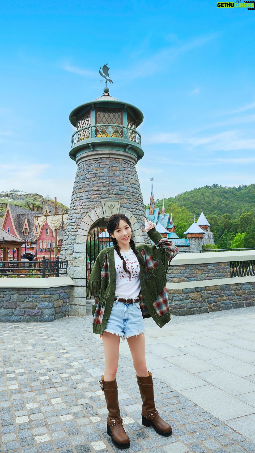 Taeyeon Instagram - TAEYEON is journeying into the World of Frozen for the first time in forever✨! Let’s follow in her footsteps and take a magical peek at Arendelle’s majestic fjord, traditional architecture, and iconic spots📍! Let’s go together “Into the Unknown!” 겨울왕국 세상으로 첫 여행을 떠나요✨! 태연의 발걸음을 따라, 활기 넘치는 아렌델 왕국 속으로 들어가, 웅장한 왕국 풍경과 전통적인 양식의 건물 그리고 랜드마크📍를 구경하며, “숨겨진 세상”을 여행해 보아요! 太妍首次踏上魔雪奇緣世界的旅程✨!跟著她的腳步,走入充滿生機的阿德爾王國,欣賞當地的壯麗景致、傳統建築以及地標📍,展開 “Into The Unknown” 前往未知的歷程! #TAEYEON #태연 #GirlsGeneration #소녀시대 @taeyeon.smofficial #LetItGo #WorldOfFrozen #HKDisneyland #魔雪奇緣世界 #香港迪士尼樂園 Hong Kong Disneyland