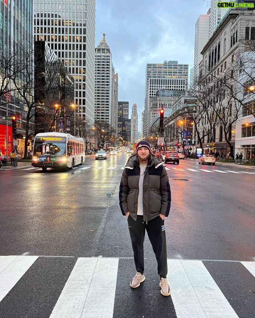 Tagir Ulanbekov Instagram - С братьями на родине знаменитых небоскрёбов. Чикаго нас удивил своей бесподобной архитектурой . #chicago Chicago, Illinois
