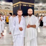 Tagir Ulanbekov Instagram - Лучшее место на земле. 7 дней положительных эмоций. Буду скучать по этим святым землям . #Repost @musaev.mh with @use.repost ・・・ Пророк صلى الله عليه وسلم завещал: «Не порывайте друг с другом, не отворачивайтесь друг от друга, не гневайтесь друг на друга, не завидуйте друг другу и будьте, о рабы Аллаха, братьями! Не дозво­ляется мусульманину быть в ссоре со своим братом более трёх дней». Только с любовью в сердцах друг к другу мы сможем вкусить истинную сладость веры. Умар передал слова Пророка (мир ему и благословение): «Поистине, среди рабов Аллаха есть такие, кто не является пророками и шахидами, однако им будут завидовать ангелы и шахиды из-за их степени перед Аллахом». Сподвиж­ники спросили Посланника Аллаха (мир ему и благословение), кто же они. Он ответил, что это люди, которые полюбили друг друга ради Аллаха и которых не связывают родственные отношения и имущество. Их лица будут излучать свет. Они не будут страшиться тогда, когда остальные будут испытывать страх, и не будут опечалены тогда, когда другие будут в печали.