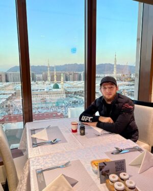 Tagir Ulanbekov Instagram - Важно сохранять гармонию между духовным и физическим состоянием . 

Медина - место где сердце верующего обретает покой. 

А укрепить физическое состояние вам поможет @alhadaya.ru
#medina