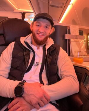 Tagir Ulanbekov Instagram - 13 часов полёта и я в Чикаго. 
А до арены T-mobile ещё 5 недель 😉