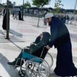 Tagir Ulanbekov Instagram - К сожалению, многие вещи, которые еще несколько десятков лет назад были совершенно естественными, сейчас уже ставятся под сомнение. Сюда относится и общепринятое ранее уважение к старшим по возрасту людям. Если раньше мусульманское общество особенно выделялось именно этим — что мусульмане всегда почитали старших по возрасту людей, то сейчас кое-кому из молодежи уже приходится объяснять необходимость этого. Почему же для верующего так важно уважение к старшим людям? Уважение к старшим по возрасту (равно как снисхождение и доброта к младшим) должны быть отличительным признаком верующего, поскольку такова Сунна Пророка ﷺ: Передается, что однажды Пророк ﷺ сказал: «Не из нас (не из нашей общины) тот, кто не почтителен к старшим». В другой версии этого хадиса сказано: «Тот, кто не уважает старших, не проявляет милосердия к младшим и не признает право ученых, не из нас» (Ахмад, Хаким и другие). Еще в одном хадисе сказано: «Только лицемер (неискренний, притворный верующий) пренебрегает тремя людьми: обладателем седины, обладателем знаний и справедливым имамом (руководителем общины)» (ат-Табарани). Передается, что два брата пришли к Посланнику Аллаха ﷺ, чтобы рассказать ему о конфликте, произошедшем между ними. Когда младший из братьев хотел заговорить первым, Посланник Аллаха ﷺ сказал ему: «Каббир, каббир!», то есть: «Передай право (голоса) старшему!». Затем он попросил старшего из двух говорить (Бухари, Муслим). Еще один пророческий хадис связывает уважение к старости с почитанием Аллаха: «Одним из признаков возвеличивания Аллаха является почитание мусульманина, обладающего сединами» (Абу Дауд). В хадисе сказано: «Если молодой человек будет относиться с почтением к пожилому человеку только из-за его возраста, то Всевышний Аллах пошлёт ему того, кто будет относиться к нему с почтением, когда он достигнет преклонного возраста» (Тирмизи).