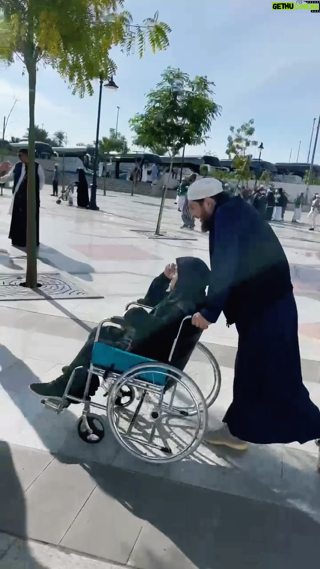Tagir Ulanbekov Instagram - К сожалению, многие вещи, которые еще несколько десятков лет назад были совершенно естественными, сейчас уже ставятся под сомнение. Сюда относится и общепринятое ранее уважение к старшим по возрасту людям. Если раньше мусульманское общество особенно выделялось именно этим — что мусульмане всегда почитали старших по возрасту людей, то сейчас кое-кому из молодежи уже приходится объяснять необходимость этого. Почему же для верующего так важно уважение к старшим людям? Уважение к старшим по возрасту (равно как снисхождение и доброта к младшим) должны быть отличительным признаком верующего, поскольку такова Сунна Пророка ﷺ: Передается, что однажды Пророк ﷺ сказал: «Не из нас (не из нашей общины) тот, кто не почтителен к старшим». В другой версии этого хадиса сказано: «Тот, кто не уважает старших, не проявляет милосердия к младшим и не признает право ученых, не из нас» (Ахмад, Хаким и другие). Еще в одном хадисе сказано: «Только лицемер (неискренний, притворный верующий) пренебрегает тремя людьми: обладателем седины, обладателем знаний и справедливым имамом (руководителем общины)» (ат-Табарани). Передается, что два брата пришли к Посланнику Аллаха ﷺ, чтобы рассказать ему о конфликте, произошедшем между ними. Когда младший из братьев хотел заговорить первым, Посланник Аллаха ﷺ сказал ему: «Каббир, каббир!», то есть: «Передай право (голоса) старшему!». Затем он попросил старшего из двух говорить (Бухари, Муслим). Еще один пророческий хадис связывает уважение к старости с почитанием Аллаха: «Одним из признаков возвеличивания Аллаха является почитание мусульманина, обладающего сединами» (Абу Дауд). В хадисе сказано: «Если молодой человек будет относиться с почтением к пожилому человеку только из-за его возраста, то Всевышний Аллах пошлёт ему того, кто будет относиться к нему с почтением, когда он достигнет преклонного возраста» (Тирмизи).