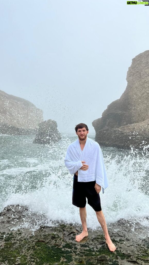 Tagir Ulanbekov Instagram - Я не планировал заходить в воду , так как было немного холодно. Но побережье тихого океана , оказалось не так уж и тихим 😀 #нешутитесприродой Shark Fin Cove Beach, Davenport, CA