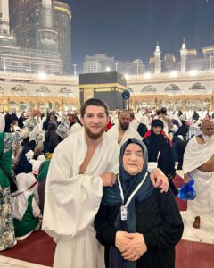 Tagir Ulanbekov Instagram - #alhamdulilah На святых землях с моим главным болельщиком, Бабушкой. @kavkaz_hadj спасибо большое