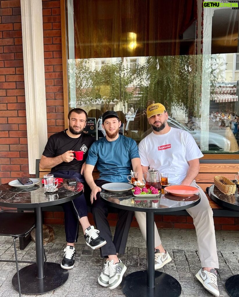 Tagir Ulanbekov Instagram - С этими ребятами всегда весело. Отлично выходные с братьями. Makhachkala