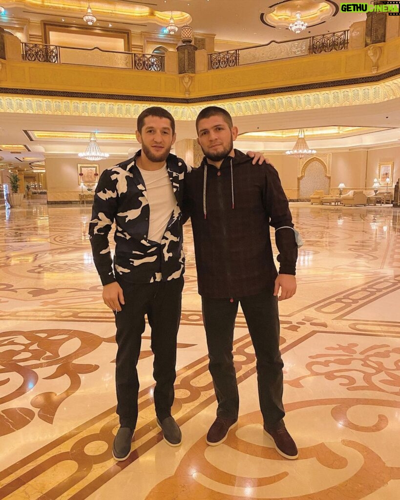 Tagir Ulanbekov Instagram - Интересное времяпровождение с братом. Репит когда будет ? @khabib_nurmagomedov 😃 Emirates Palace Abu Dahbi UAE