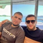Tagir Ulanbekov Instagram - Этот год уже почти подошёл к концу . Рекомендуем вам завершить его на полезной ноте вместе с @fitroo 😊 Очкинемоиесличто
