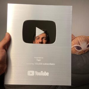Tair Mamedov Instagram - Прислали классную штуку. Это не только моя награда, но и моих первых сто тыщ подписчиков. Без вас у меня бы это не получилось. Но и без меня у вас бы это не получилось. Поэтому награда общая, но хранится будет у меня. 
Спасибо нам. 
Кто подписался после 100000 не расстраивайтесь - с вами мы получим железку за милльон!