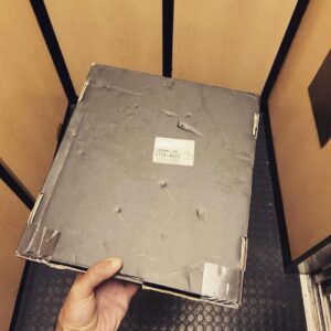 Tair Mamedov Instagram - 💰Конкурс! 💰
Уважаемые знатоки. Против вас играет безработный из Лос-Анджелеса Таир Мамедов.

Владимир Маяковский про это писал:
Это немало весит.
Это нельзя купить.
Это нужно повесить.
Этим можно убить.
Внимание вопрос - что в черном ящике?

Первый, кто правильно угадает что принес мне почтальон, получит 100000 копеек на карту. 
Угадывай и богатей!