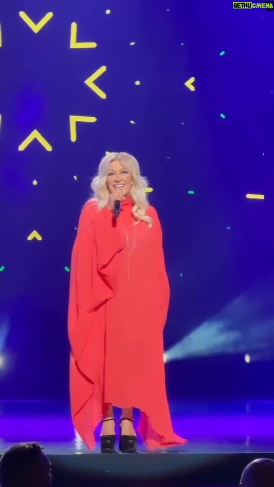 Taisiya Povaliy Instagram - Спасибо, Питер! Спасибо, "Радио Дача" @radiodacharu! Люблю от всего сердца! ❤️❤️❤️ #женщинакотораялюбит #таисияповалий #удачныепесни #радиодача #люблюпитер #tpovaliyofficial