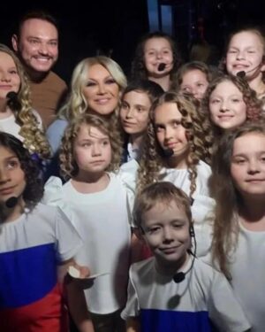 Taisiya Povaliy Instagram - Дорогие мои друзья! Участие в концерте с детьми из Донбасса всколыхнуло мои воспоминания и прошлые эмоции как бы уже далекого 2014 года, когда в Киеве на Крещатике горели шины, бросали коктейли Молотова, убивали людей! Мои знакомые, у которых были квартиры там, уезжали, чудом пуля, влетевшая в окно, никого не убила! Вот оно начало того, что мы сегодня переживаем! Сказать, что было Страшно, - это ничего не сказать!!!!!Смерти на Крещатике, самолет, убивший людей в центре Луганска, потом сожжение заживо людей в Одессе и танцы и возгласы радости на людских костях!!!!! Ужас!! Ужас!!! Ужас!!!!!
Не укладывалось в голове!! Не укладывалось в голове, как племянник пошел на Донбасс воевать, где живет родня!! Не укладывалось никак!! Не укладывалось!!!
Я героически работала над собой, понимая, что человечество зашло в тупик и только духовный мир может дать шанс человечеству на спасение!! 
Возвращаюсь к вчерашнему концерту! Мне выпала честь спеть дуэтом с 11-летним Игорем Гудрунц из города Стаханова! Я была счастлива пообщаться с молчаливым серьезным взрослым ребенком, который напомнил мне меня, серьезную и немногословную за последние 8мь лет!! Но сегодня я хочу поделиться с вами этим бриллиантом с божественным голосом! После всего пережитого мы все же поем!!!!! Мы Стойкие, Сильные, с Огромным Стержнем!!!!!
Ждите концерт на телеканале "Звезда"!

#деньзащитыдетей #детидонбасса #таисияповалий #повалий