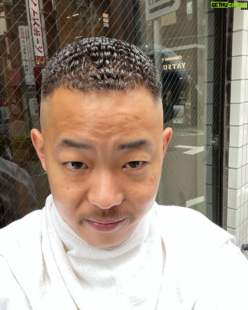Takashi Sakai Instagram - あいぱー。 断髪。 踊り散らかし。 いつかおトークのほうでもアメトーーク出れますように。 #アイロンパーマ #濡れパン #クロップスタイル #フェードカット #スキンフェード 💈✂︎🔥 @mr.hero1987 @mr.brothers_cutclub @karibu098