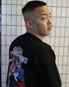 Takashi Sakai Instagram - 刈り込む夜でごさいます。 最近お引っ越ししまして、お風呂と洗濯機がある生活に感動をしております。 文無しなのでまわる洗濯機をずっと眺めるだけの私のゴールデンウィーク。 でもこれが至福のひとときなのです。 #フェードカット #スキンフェード #クロップスタイル
