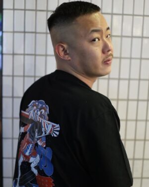 Takashi Sakai Instagram - 刈り込む夜でごさいます。

最近お引っ越ししまして、お風呂と洗濯機がある生活に感動をしております。

文無しなのでまわる洗濯機をずっと眺めるだけの私のゴールデンウィーク。

でもこれが至福のひとときなのです。

#フェードカット #スキンフェード #クロップスタイル
