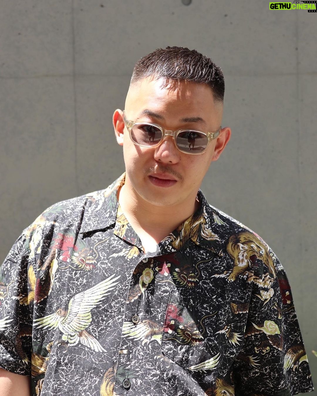 Takashi Sakai - 4.1K Likes - スベったおテレビが流れた日には身バレ防止でサングラスをかけておでかけします。
必死スベリ隠しグラス。
#フェードカット #スキンフェード #プリティチンピラ