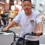 Takashi Sakai Instagram - またまた濡れパンにしていただきました。 今回は前髪をアゲ。前回はサゲ。 アゲサゲ。アゲサゲ。アゲサゲ動画。 お店の自転車。 #濡れパン #フェードカット #スキンフェード #クロップスタイル
