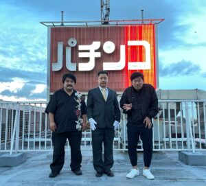 Takashi Sakai Instagram - パチンコ。偉大なる兄者達。

来年の年賀状はこのお写真に決めました。

せっかくですのでパチンコのオカルトも置いておきます。

『パチンコ玉を揉むと玉のコリが取れて元気になるから当たる。』

#パチンコ #CR兄弟