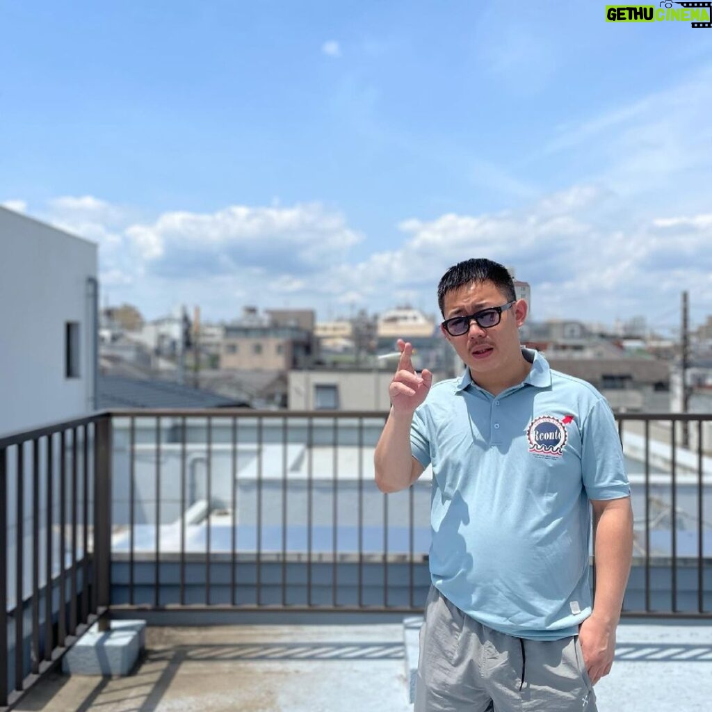 Takashi Sakai Instagram - 青空。屋上。お夏がすぐそこ。 お友達がされているお洋服屋さん。 @rconte_tokyo すぺしゃるさんくすです。 @kento.hinata