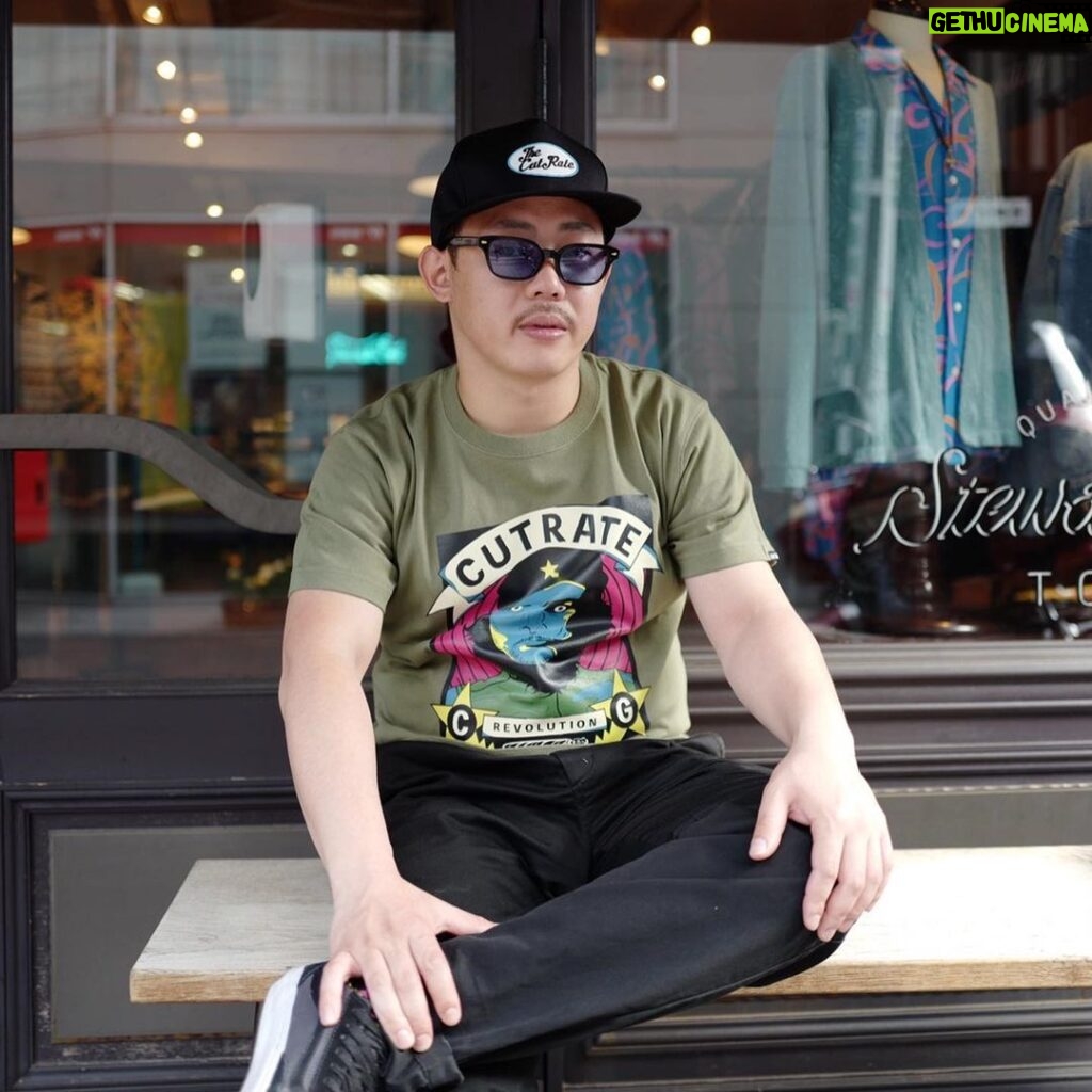 Takashi Sakai Instagram - 先日、岡野さんにサングラスを取るかキングオブコントを獲るか選べと言われました。まだ迷ってます。 @cutrate_official @cutrate_hiro