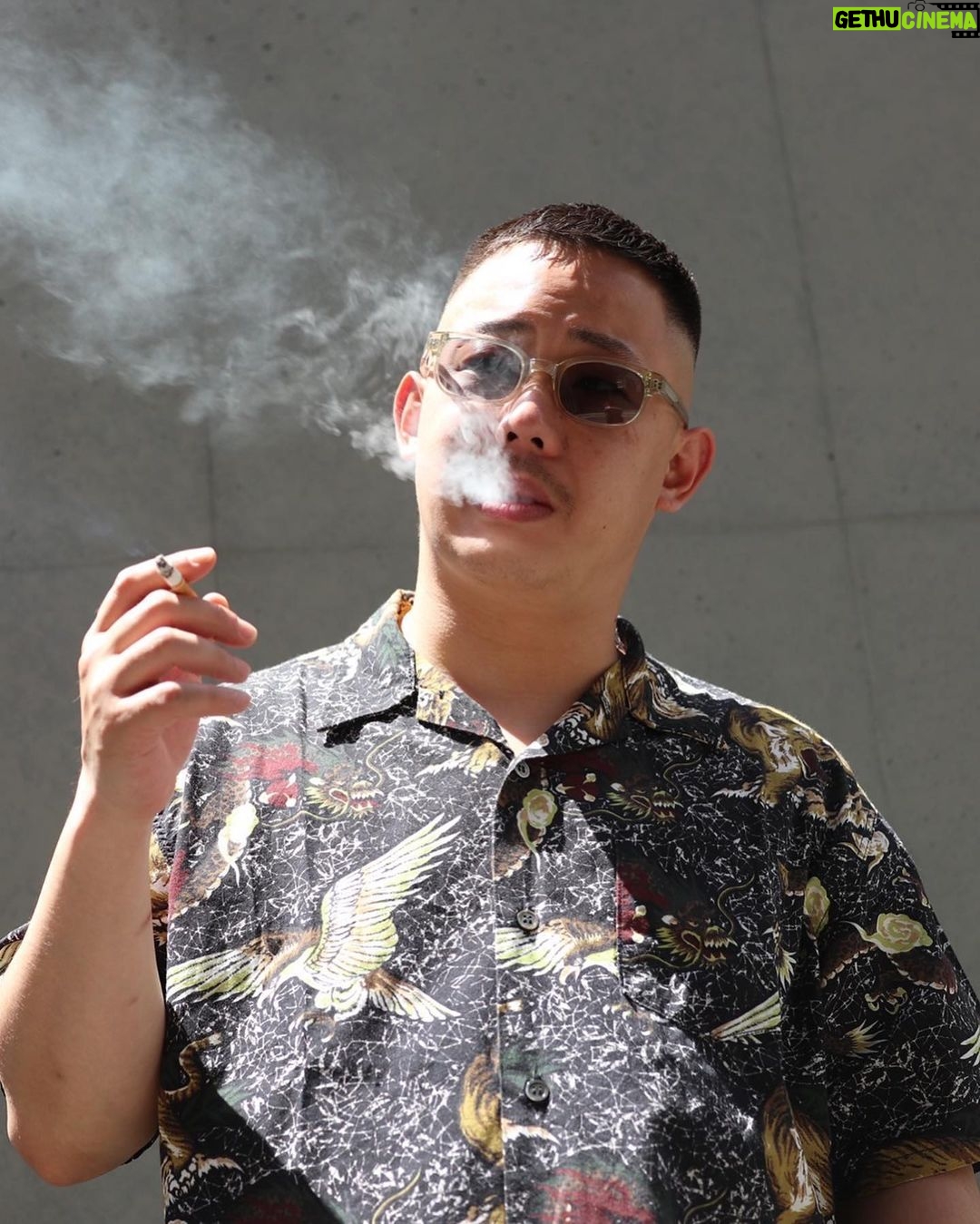 Takashi Sakai - 4.1K Likes - スベったおテレビが流れた日には身バレ防止でサングラスをかけておでかけします。
必死スベリ隠しグラス。
#フェードカット #スキンフェード #プリティチンピラ