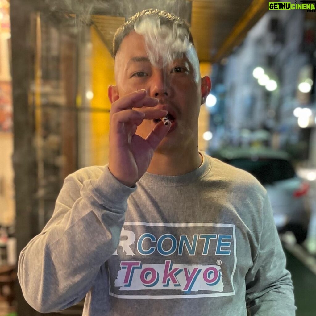 Takashi Sakai Instagram - 煙食べ。煙もぐもぐ。赤ラーク。 🙏 @mr.brothers_cutclub @mr.hero1987 @rconte_tokyo @kento.hinata @tetuya_ueda