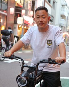 Takashi Sakai Instagram - またまた濡れパンにしていただきました。 今回は前髪をアゲ。前回はサゲ。 アゲサゲ。アゲサゲ。アゲサゲ動画。 お店の自転車。 #濡れパン #フェードカット #スキンフェード #クロップスタイル