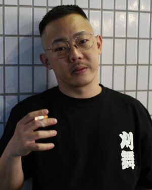 Takashi Sakai Instagram - 刈り込む夜でごさいます。

最近お引っ越ししまして、お風呂と洗濯機がある生活に感動をしております。

文無しなのでまわる洗濯機をずっと眺めるだけの私のゴールデンウィーク。

でもこれが至福のひとときなのです。

#フェードカット #スキンフェード #クロップスタイル