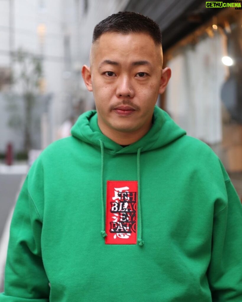 Takashi Sakai Instagram - 6号艇になりたくて。 緑いお洋服を買ったよ。 大外からまくらせてください。 #フェードカット #スキンフェード #クロップスタイル #6号艇