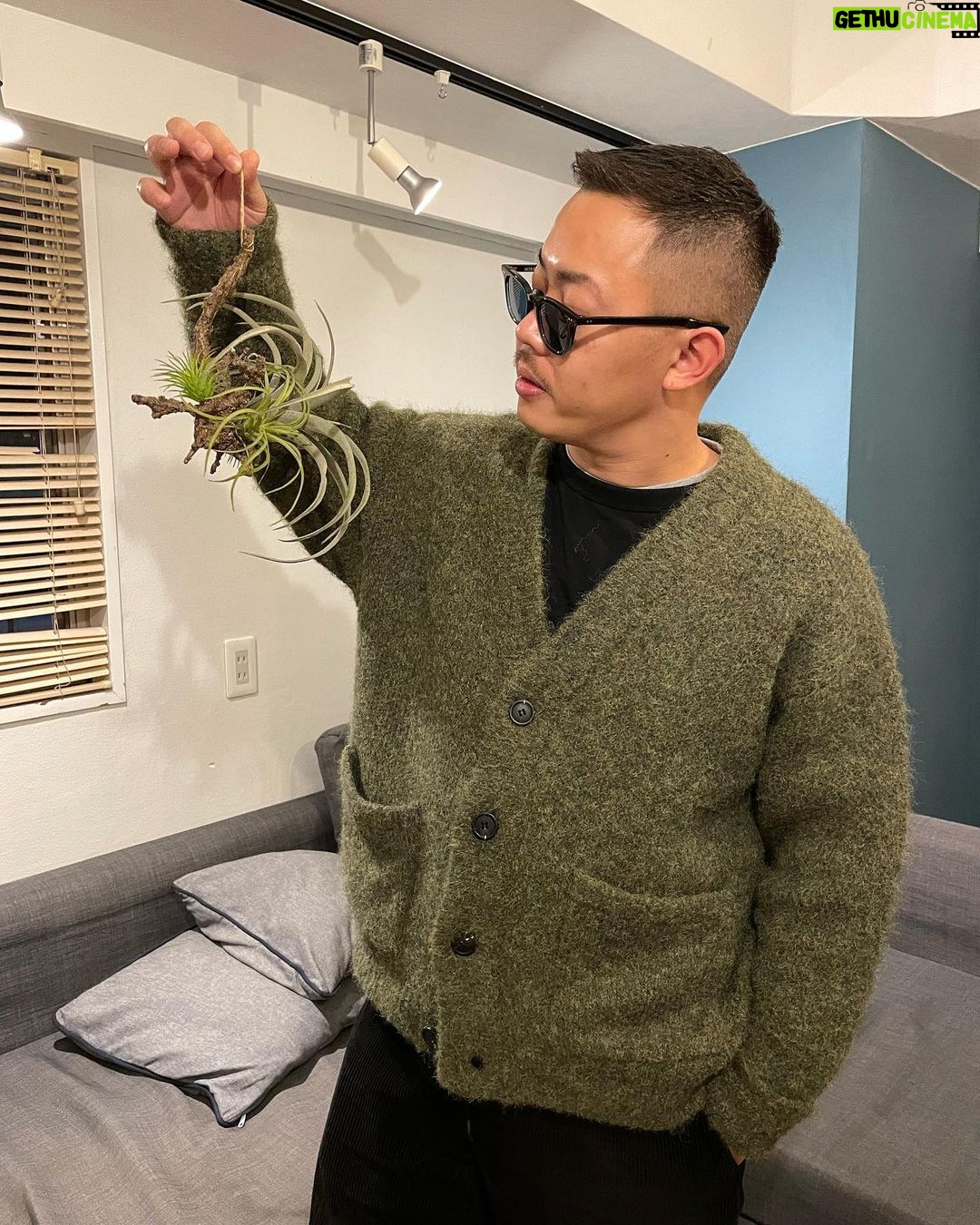 Takashi Sakai - 3.3K Likes - とてもお調子のいいグラサンをゲチュりました。
おぎゆかさんプロデュースのカーディガンも。
おぎゆかさんありがと。あたたたかい。
#フェードカット #スキンフェード #クロップスタイル