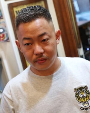 Takashi Sakai Instagram - またまた濡れパンにしていただきました。

今回は前髪をアゲ。前回はサゲ。

アゲサゲ。アゲサゲ。アゲサゲ動画。

お店の自転車。

#濡れパン #フェードカット #スキンフェード #クロップスタイル